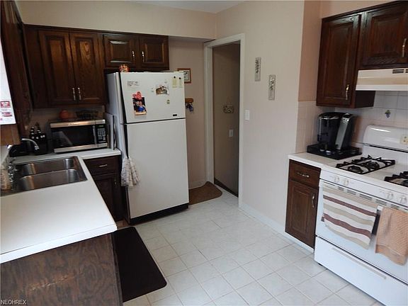 3rd image of 4701 Summer Ln
