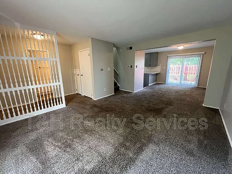 724 Southfield Ct — Photo 3