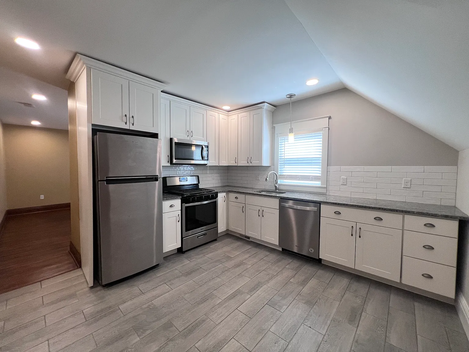 1 bed, 900 sqft, $1,200 — Photo 2