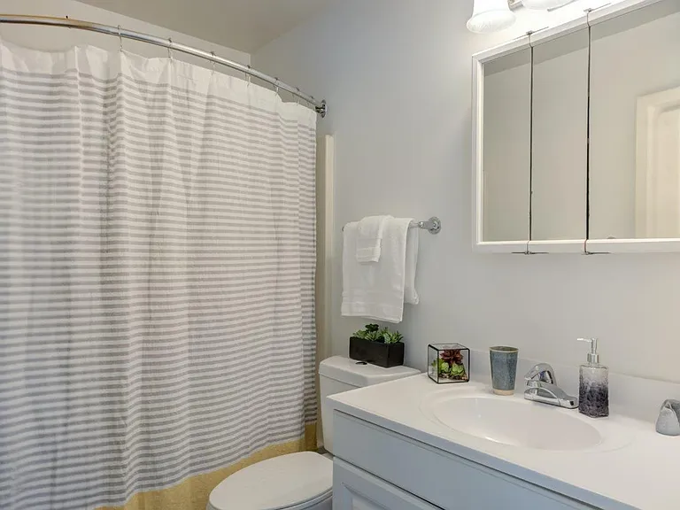 Squires Manor Apartment Homes — Photo 10