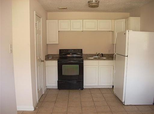4th image of 2956 Camellia Dr