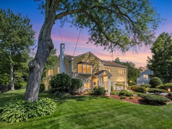 12 Carpenter Rd, Lynnfield, MA 01940