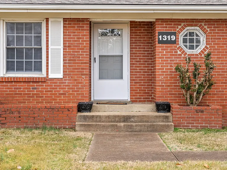 1319 Fort Campbell Blvd — Photo 2