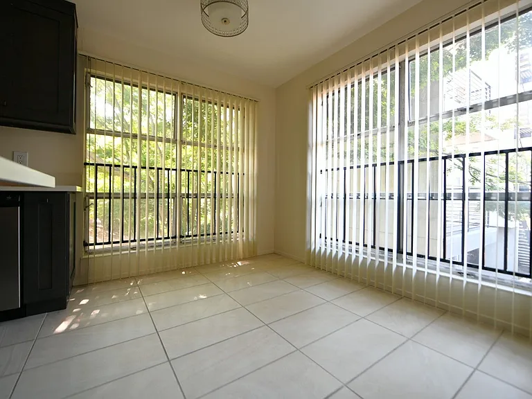 95 Linda Apartments — Photo 10