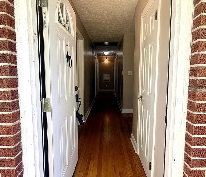 1914 Cherokee Dr — Photo 2