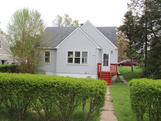 633 Mohawk Dr, Round Lake Heights, IL 60073