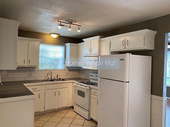 3rd image of 214 E 79th St