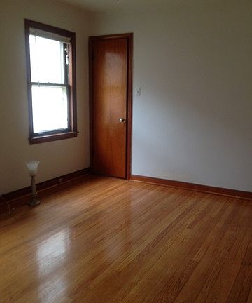 2nd image of 8806 S Oglesby Ave