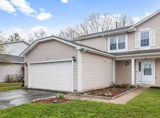 906 Oak Ridge Dr, Streamwood, IL 60107