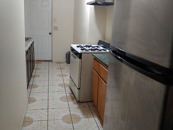3rd image of 15 E 198th St #Basement