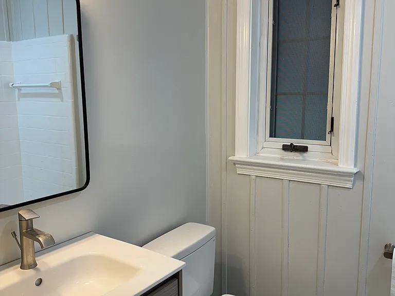Full bathroom #2