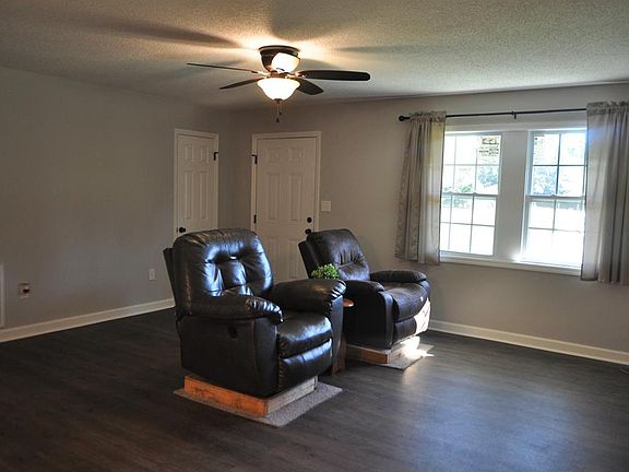 3rd image of 135 Gardenia Ln