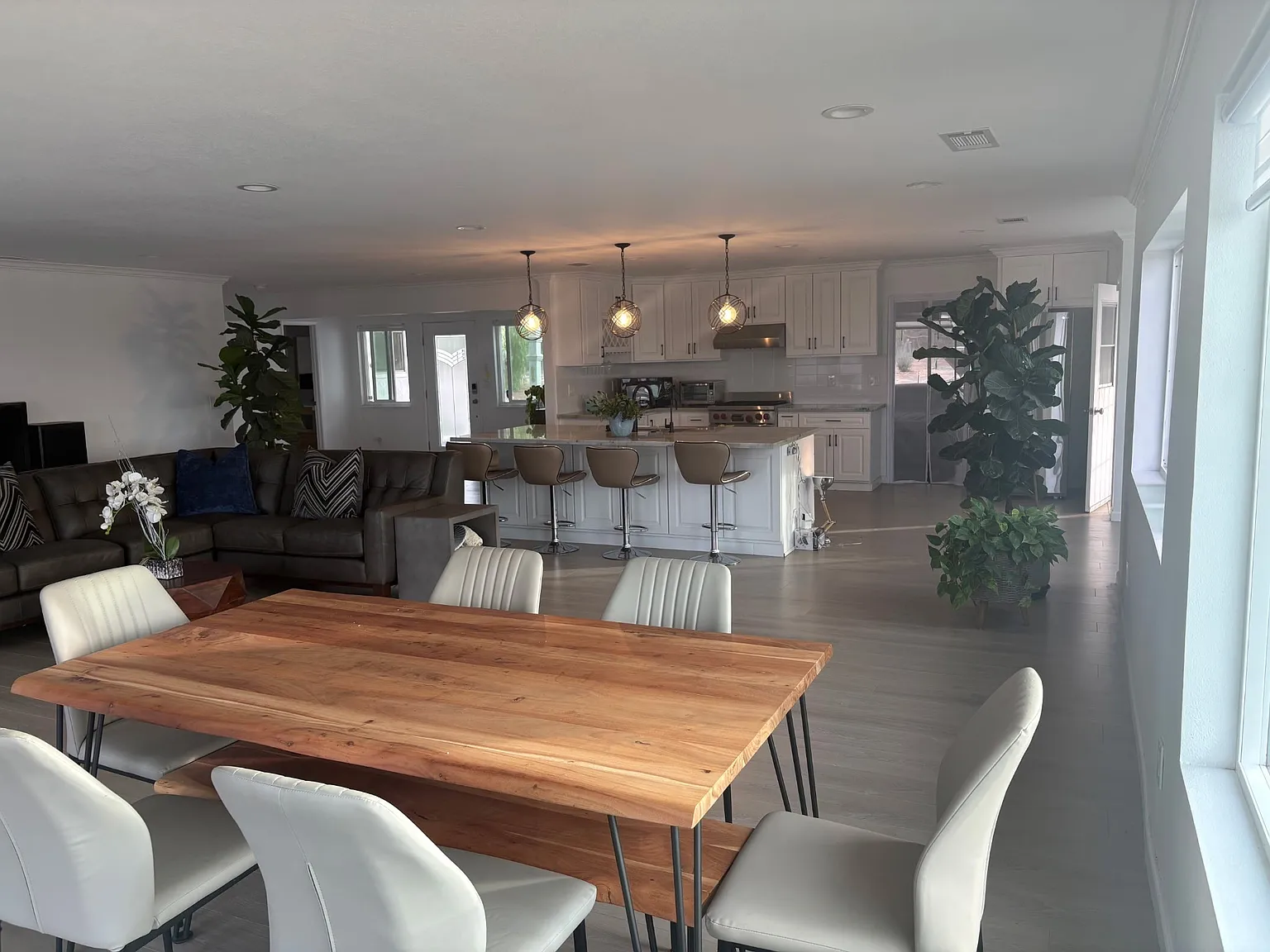 5 bed, 3.5 bath, 2681 sqft, $4,900 — Photo 3