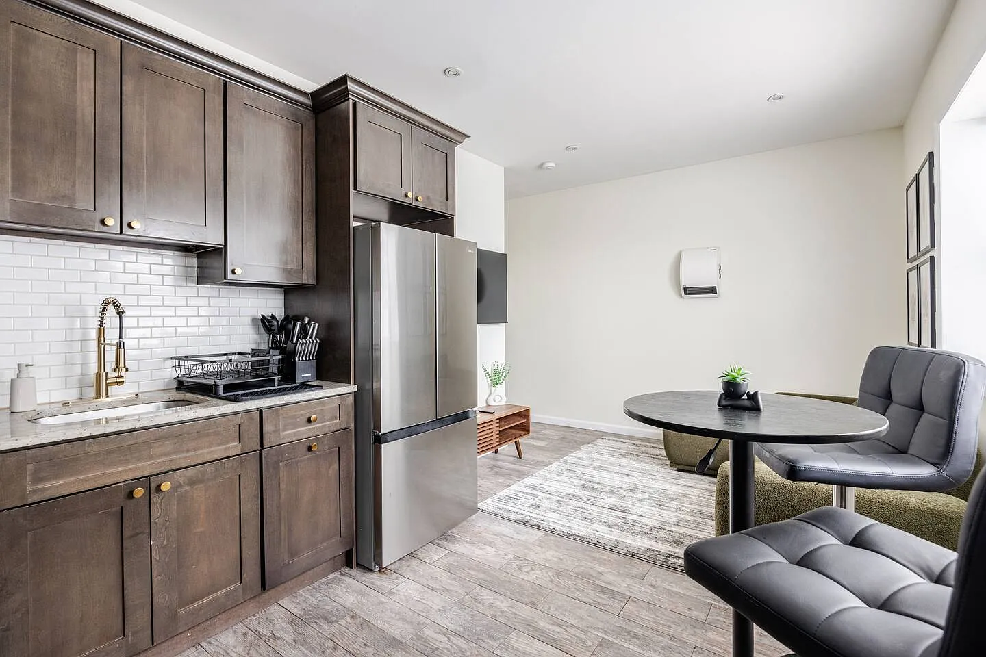 2 bed, 650 sqft, $2,300 — Photo 3