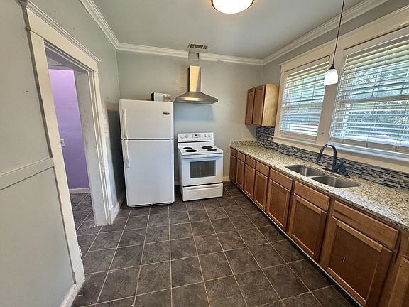 5th image of 855 Dickinson St