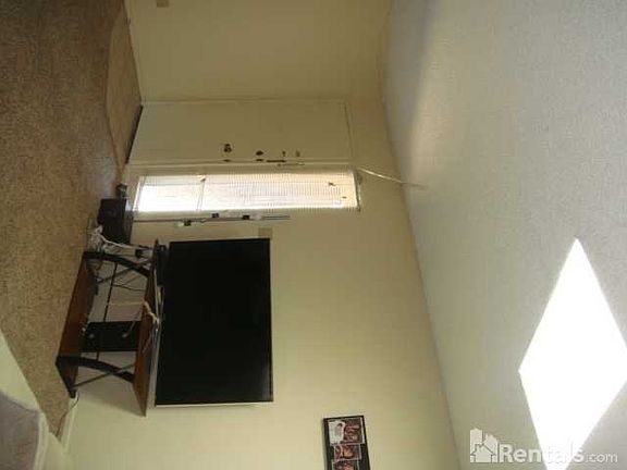 5th image of 442 N Hall
