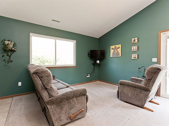 3rd image of 725 Molly Dr