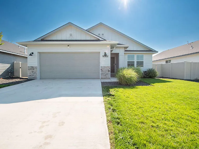18352 N Lion Head Ave — Photo 1