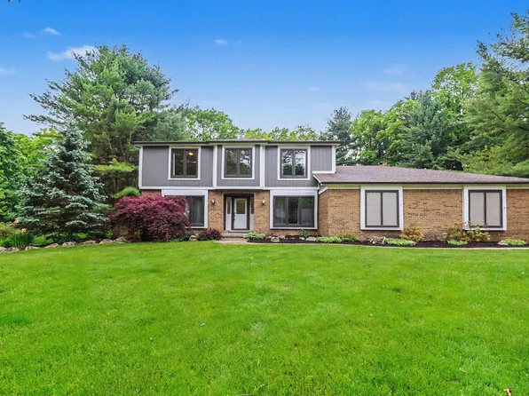 6588 White Pines Dr, Brighton, MI 48116
