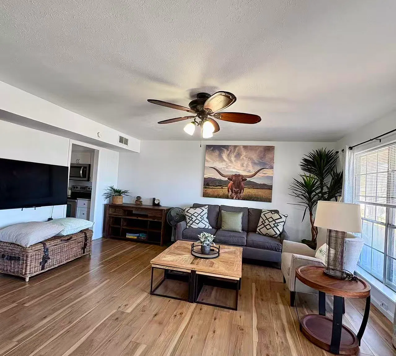 2 bed, 1.5 bath, 1053 sqft, $3,200 — Photo 3