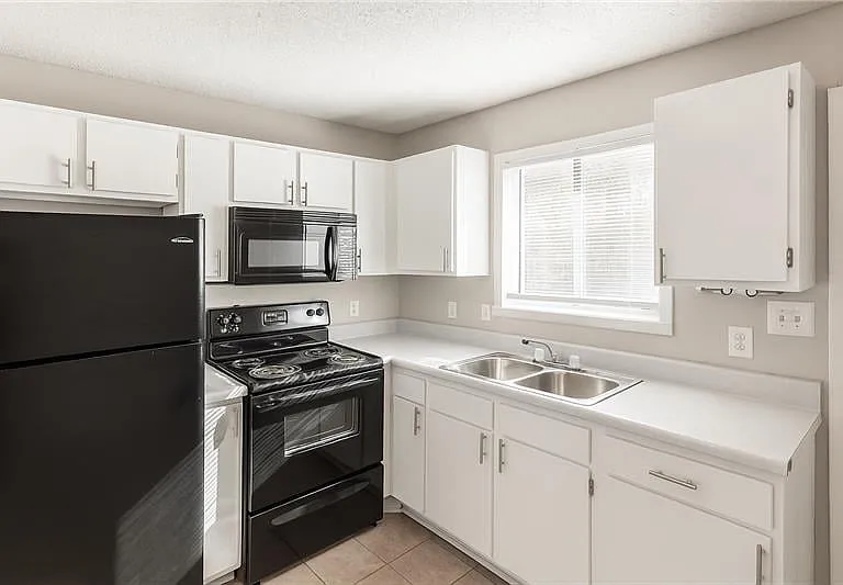 Mirabeau Apartments — Photo 3