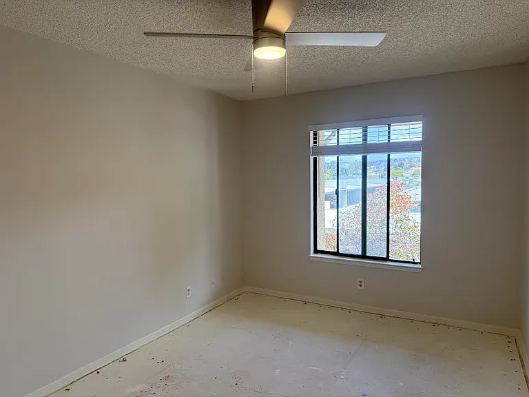 1001 E Cypress Ave — Photo 22