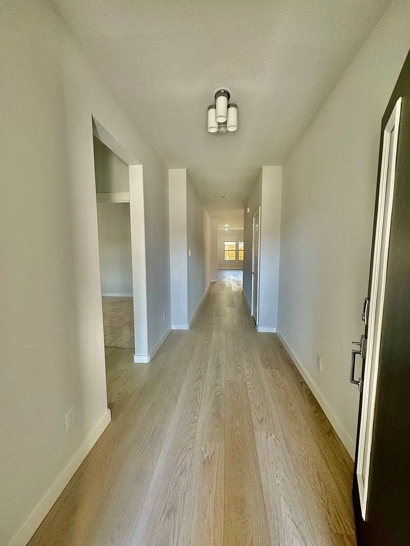 1105 Mahogany Dr — Photo 3