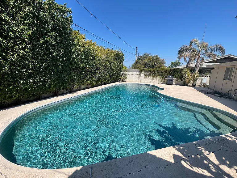 1054 E Fairmont Dr — Photo 1
