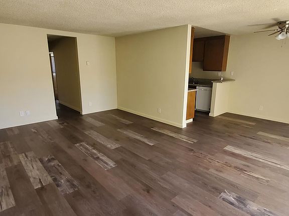 Living room/dining area