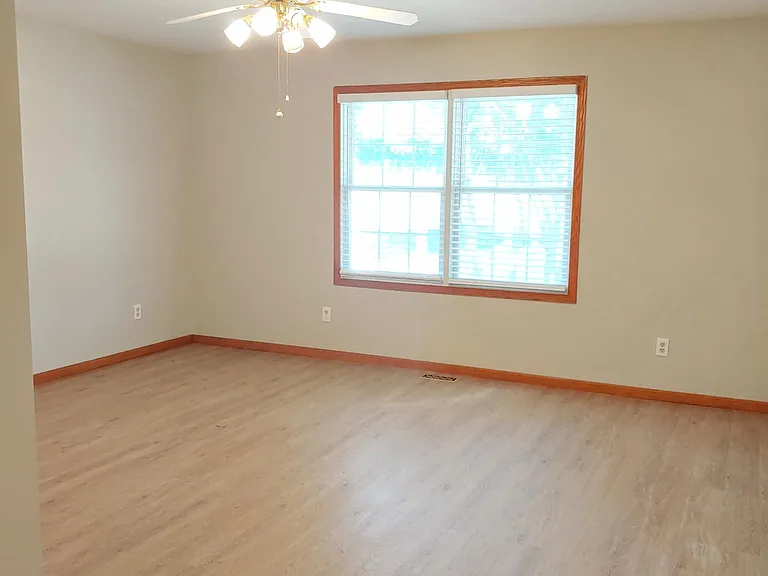 912 Waters Edge Rd — Photo 11