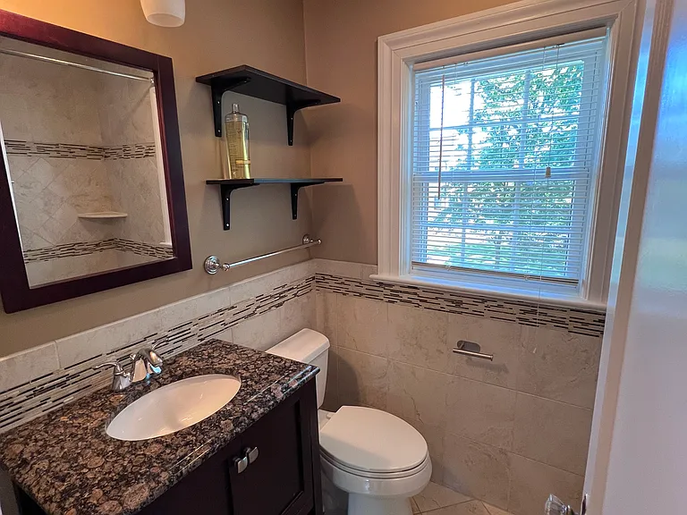 429 N Jackson St — Photo 9