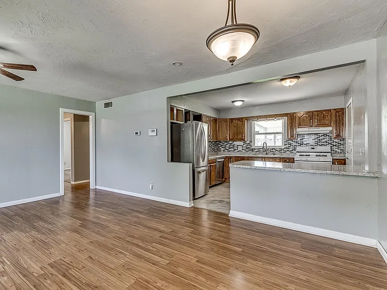 820 E Carroll Ln — Photo 8
