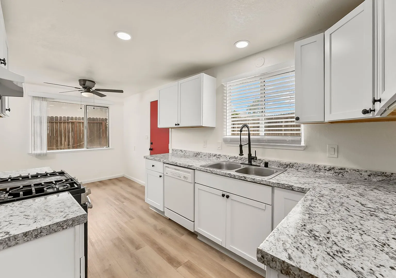 Charming 3 bedroom 2 bath home in Sacramento! — Photo 2