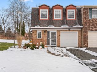 15 Stirrup Dr, East Greenbush, NY 12061