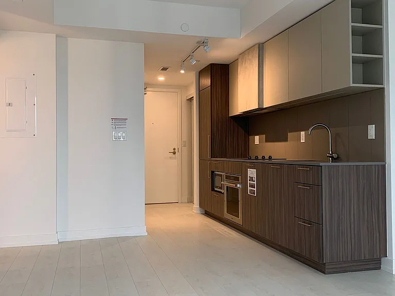 19 Western Battery Rd #2605 — Photo 6