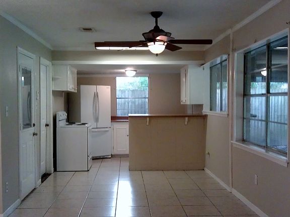 3rd image of 3725 White Oak Dr