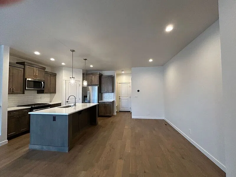 3 bed, 2.5 bath, 1779 sqft, $2,195 — Photo 2
