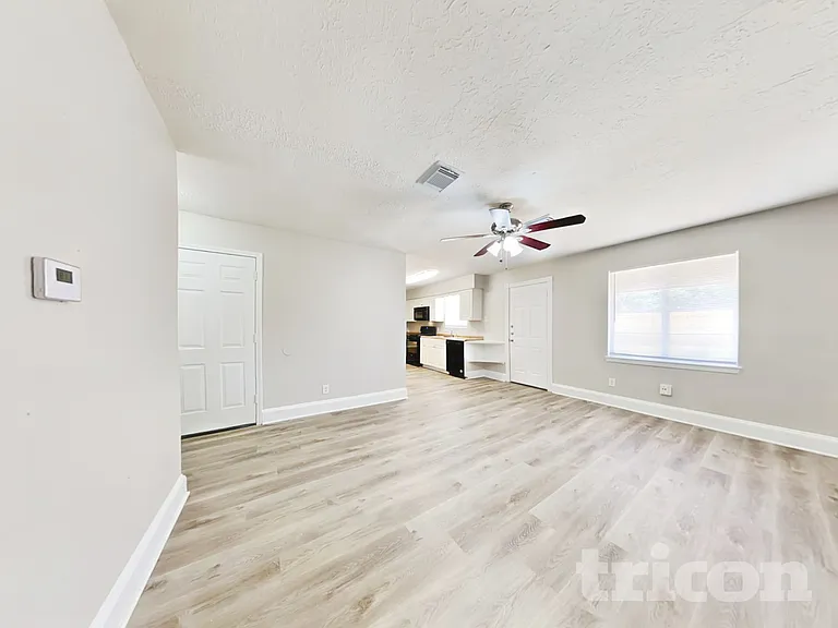 4427 Oakside Dr — Photo 3