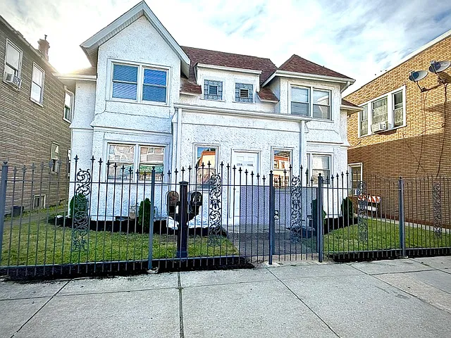 4 bed, 1.5 bath, 1600 sqft, $2,650 — Photo 1