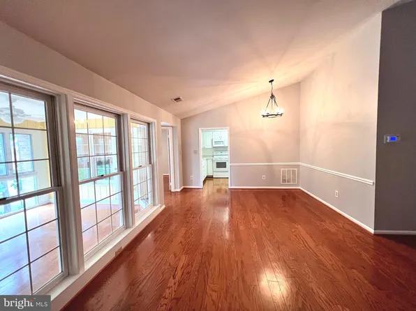 5715 Brewer House Cir APT 301, Rockville, MD 20852