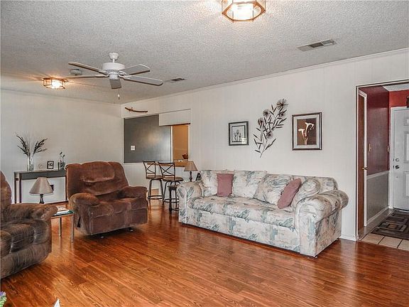 4th image of 320 Herron Cir