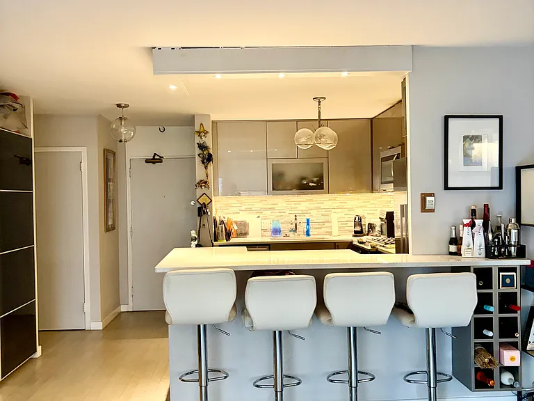 129 E Bellevue Pl #301 — Photo 2