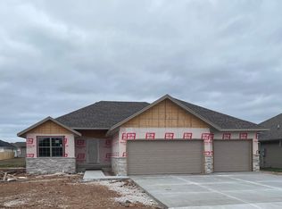 5585 W Mangrove St, Springfield, MO 65802