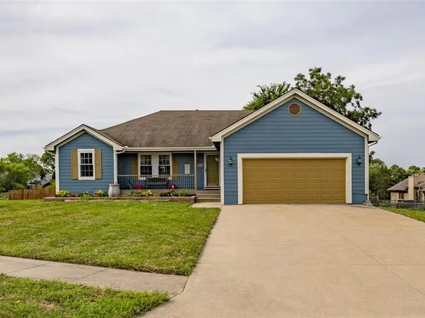 902 Fairview Cir, Pleasant Hill, MO 64080