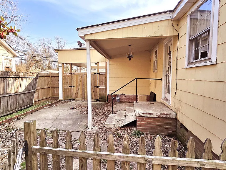 524 Whitfield St — Photo 3