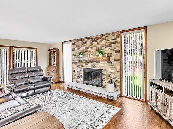 3rd image of 4990 Longview Ct