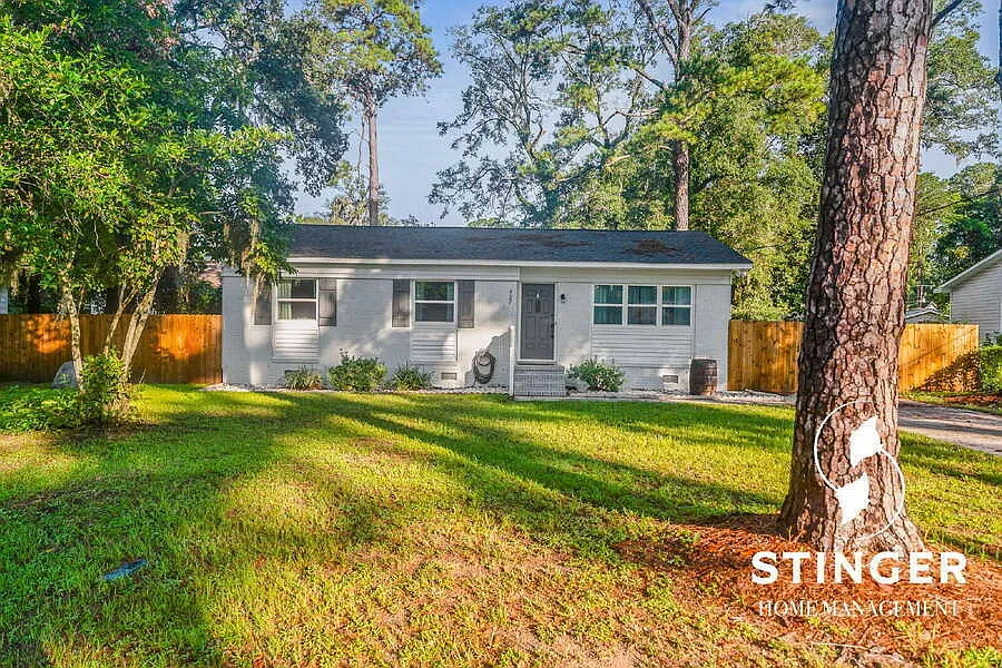 3 Bedroom / 1.5 Bathroom Home for Rent in Beaufort — Photo 2