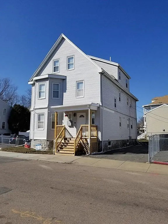 3 bed, 1200 sqft, $3,100 — Photo 2