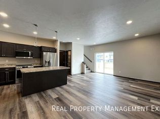 5911 S Whisper Creek Pl, Sioux Falls, SD 57108