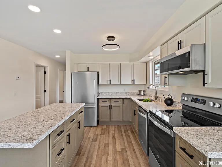 230 W 10th Ave — Photo 2